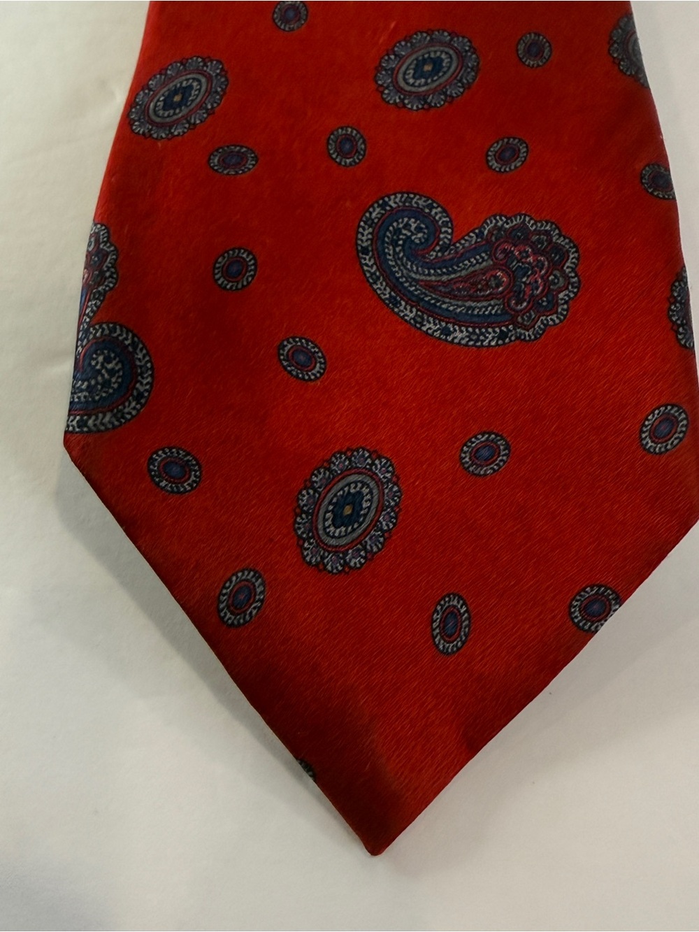 💎 Oscar de la Renta Red Silk Paisley Necktie – Hand Sewn Luxury Designer Tie